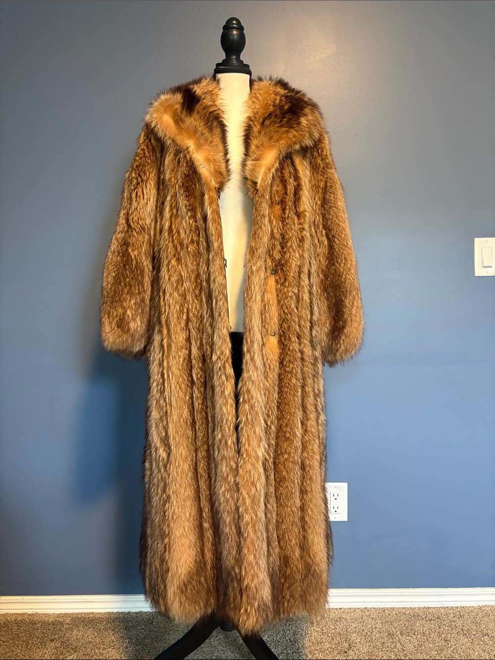 Vintage Renfrew Furs Tanuki (Japanese Raccoon) Full Length Fur Coat | Luxe 1979 - Picture 10 of 13